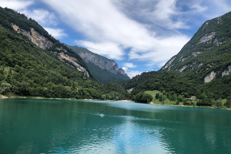 Léto u alpského jezera Lago di Garda 