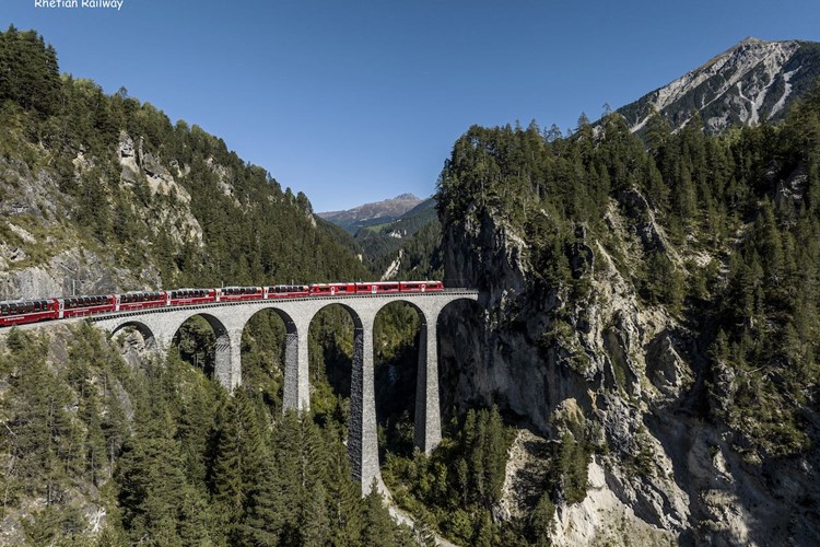Bernina Express auf dem Landwasserviadukt