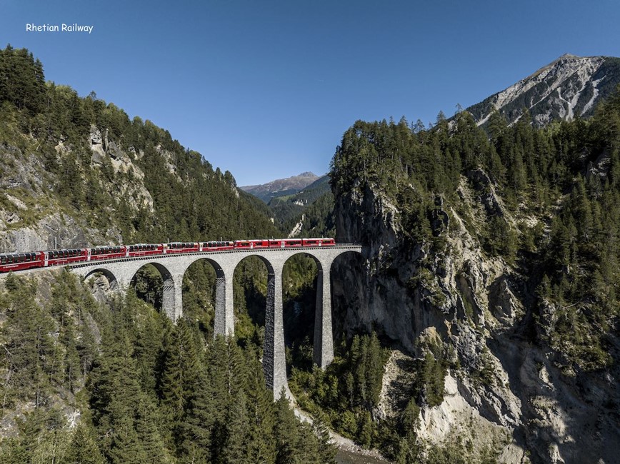 Bernina Express auf dem Landwasserviadukt